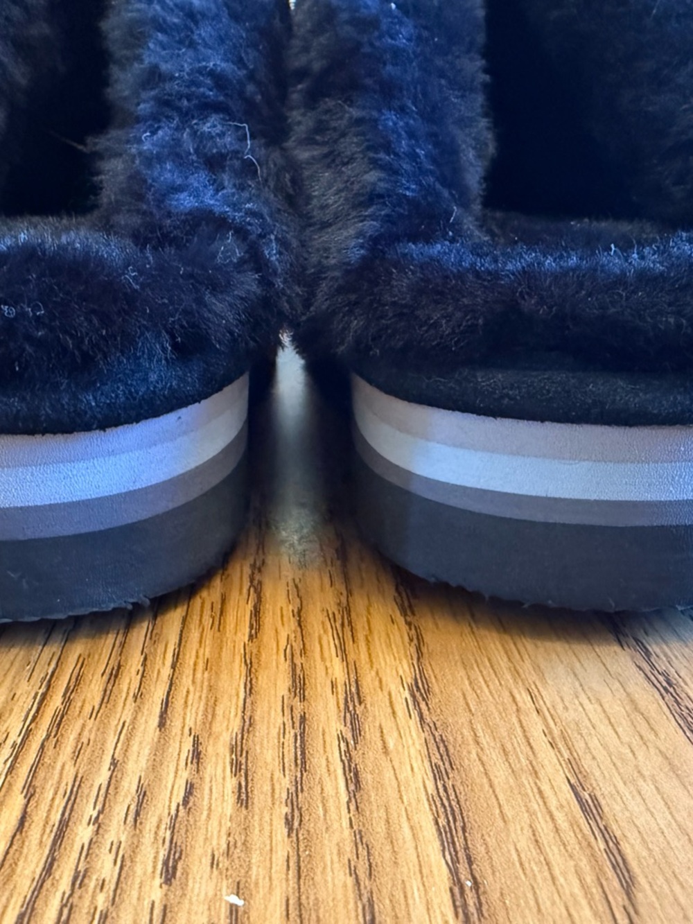 Bearpaw Women’s Size 12 black Sparkle Shearling Slippers - Picture 4 of 5